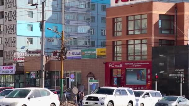 2019年3月頃モンゴルの首都ウランバートルでの道路交通 — ストック動画