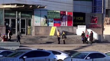 Moğolistan 'ın başkenti Ulaanbaatar' da sokak trafiği, yaklaşık Mart 2019