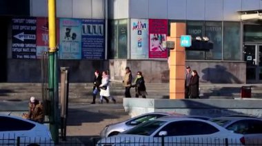 Moğolistan 'ın başkenti Ulaanbaatar' da sokak trafiği, yaklaşık Mart 2019