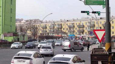 Moğolistan 'ın başkenti Ulaanbaatar' da sokak trafiği, yaklaşık Mart 2019