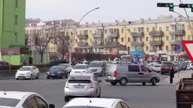 Moğolistan 'ın başkenti Ulaanbaatar' da sokak trafiği, yaklaşık Mart 2019