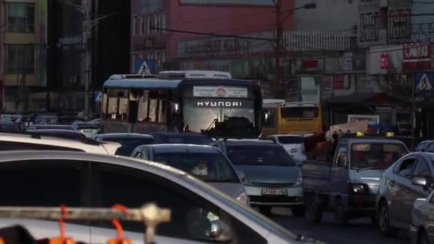 Straßenverkehr Ulaanbaatar Der Hauptstadt Der Mongolei März 2019 — Stockvideo