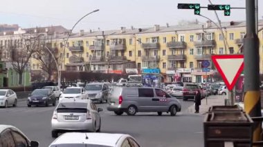 Moğolistan 'ın başkenti Ulaanbaatar' da sokak trafiği, yaklaşık Mart 2019