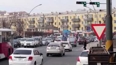 Moğolistan 'ın başkenti Ulaanbaatar' da sokak trafiği, yaklaşık Mart 2019