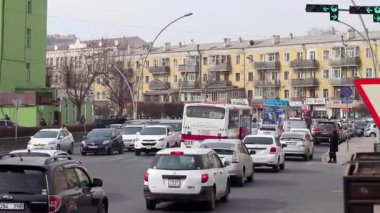 Moğolistan 'ın başkenti Ulaanbaatar' da sokak trafiği, yaklaşık Mart 2019