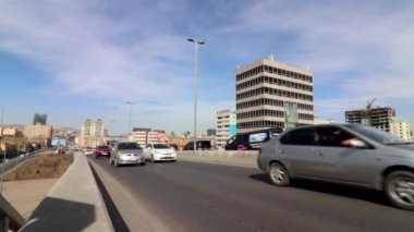 Moğolistan 'ın başkenti Ulaanbaatar' da sokak trafiği, yaklaşık Mart 2019