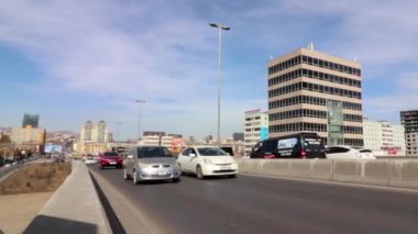 Moğolistan 'ın başkenti Ulaanbaatar' da sokak trafiği, yaklaşık Mart 2019