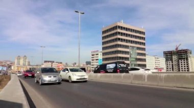 Moğolistan 'ın başkenti Ulaanbaatar' da sokak trafiği, yaklaşık Mart 2019