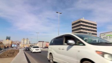 Moğolistan 'ın başkenti Ulaanbaatar' da sokak trafiği, yaklaşık Mart 2019