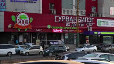 Moğolistan 'ın başkenti Ulaanbaatar' da sokak trafiği, yaklaşık Mart 2019