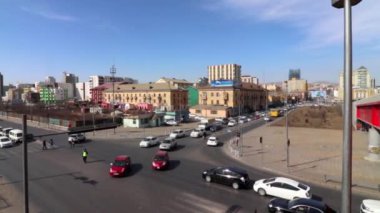 Moğolistan 'ın başkenti Ulaanbaatar' da sokak trafiği, yaklaşık Mart 2019