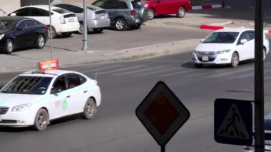 Moğolistan 'ın başkenti Ulaanbaatar' da sokak trafiği, yaklaşık Mart 2019