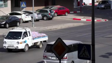 Moğolistan 'ın başkenti Ulaanbaatar' da sokak trafiği, yaklaşık Mart 2019