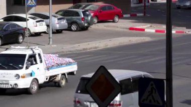 Moğolistan 'ın başkenti Ulaanbaatar' da sokak trafiği, yaklaşık Mart 2019