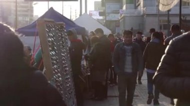 Mart 2019 dolaylarında, Moğolistan 'ın başkenti Ulaanbaatar' ın sokaklarında kimliği belirsiz insanlar görüldü.