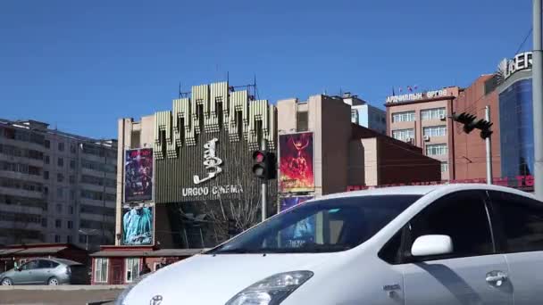 Tráfico Callejero Famoso Cine Urgoo Ulán Bator Capital Mongolia Alrededor — Vídeo de stock