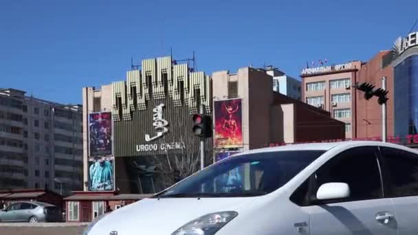 Straßenverkehr Berühmten Urgoo Kino Ulaanbaatar Der Hauptstadt Der Mongolei März — Stockvideo