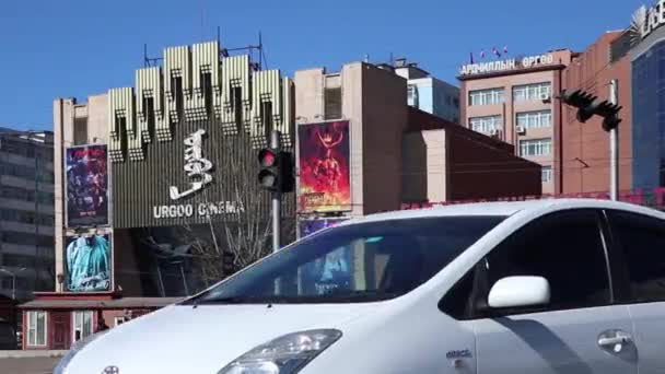 Уличное Движение Знаменитом Кинотеатре Ургу Улан Баторе Столице Монголии Около — стоковое видео