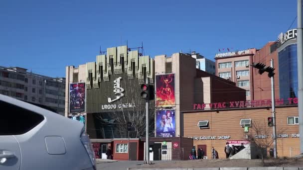 モンゴルの首都ウランバートルの有名なウルグー映画館でのストリートトラフィックは 2019年3月頃 — ストック動画