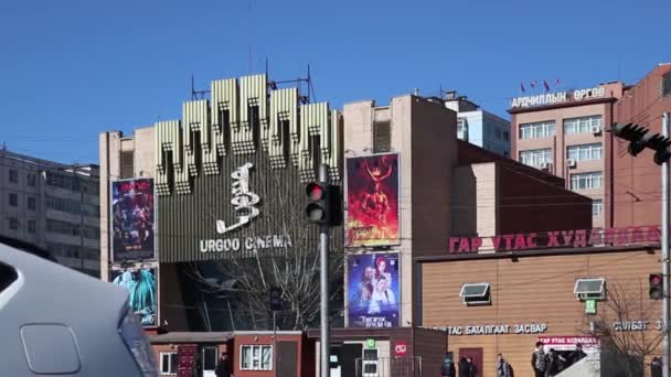 Tráfico Callejero Famoso Cine Urgoo Ulán Bator Capital Mongolia Alrededor — Vídeo de stock