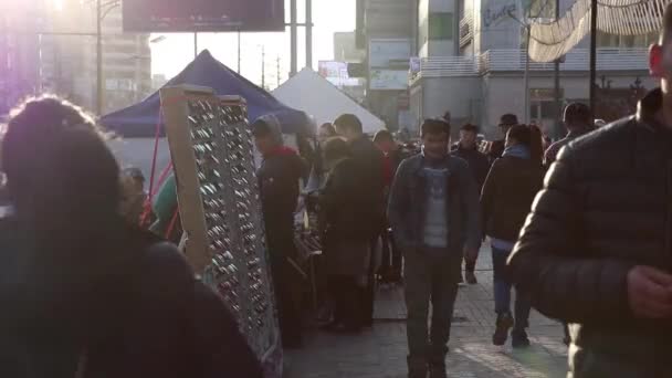 Mart 2019 Dolaylarında Moğolistan Başkenti Ulaanbaatar Sokaklarında Kimliği Belirsiz Insanlar — Stok video