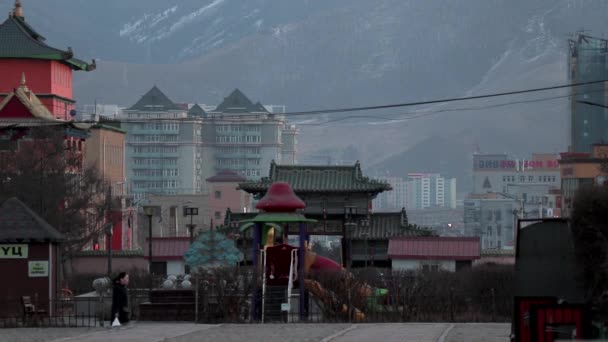 2019年3月前后从蒙古首都乌兰巴托甘丹修道院看乌兰巴托 — 图库视频影像