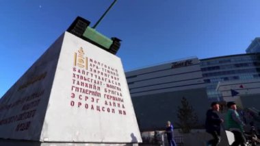 Mart 2019 'da Moğolistan' ın başkenti Ulaanbaatar 'daki Zaisan Anıtı' nda dikildi.