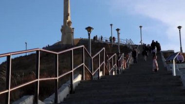 Mart 2019 'da Moğolistan' ın başkenti Ulaanbaatar 'daki Zaisan Anıtı' nda dikildi.