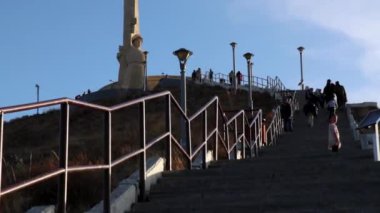 Mart 2019 'da Moğolistan' ın başkenti Ulaanbaatar 'daki Zaisan Anıtı' nda dikildi.