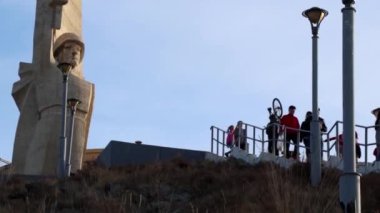 Mart 2019 'da Moğolistan' ın başkenti Ulaanbaatar 'daki Zaisan Anıtı' nda dikildi.