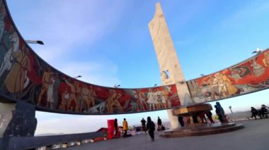 Mart 2019 'da Moğolistan' ın başkenti Ulaanbaatar 'daki Zaisan Anıtı' nda dikildi.