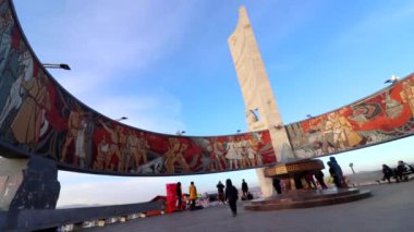 Mart 2019 'da Moğolistan' ın başkenti Ulaanbaatar 'daki Zaisan Anıtı' nda dikildi.