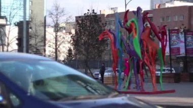 Mart 2019 dolaylarında, Moğolistan 'ın başkenti Ulaanbaatar' ın sokaklarında kimliği belirsiz insanlar görüldü. 