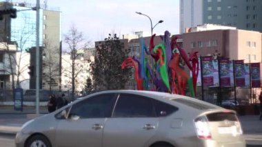 Mart 2019 dolaylarında, Moğolistan 'ın başkenti Ulaanbaatar' ın sokaklarında kimliği belirsiz insanlar görüldü. 