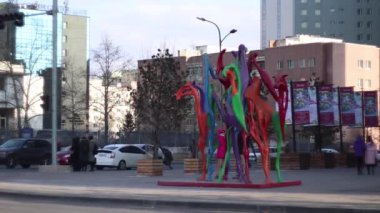 Mart 2019 dolaylarında, Moğolistan 'ın başkenti Ulaanbaatar' ın sokaklarında kimliği belirsiz insanlar görüldü. 