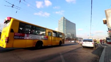 Moğolistan 'ın başkenti Ulaanbaatar' da sokak trafiği, yaklaşık Mart 2019
