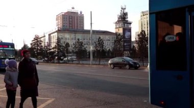 Moğolistan 'ın başkenti Ulaanbaatar' da sokak trafiği, yaklaşık Mart 2019
