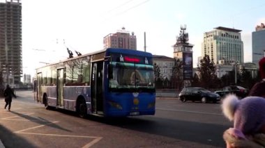 Moğolistan 'ın başkenti Ulaanbaatar' da sokak trafiği, yaklaşık Mart 2019