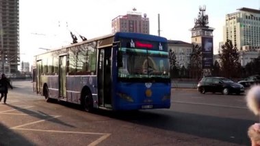 Moğolistan 'ın başkenti Ulaanbaatar' da sokak trafiği, yaklaşık Mart 2019