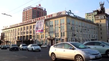 Moğolistan 'ın başkenti Ulaanbaatar' da sokak trafiği, yaklaşık Mart 2019