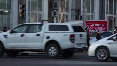 Mart 2019 dolaylarında, Moğolistan 'ın başkenti Ulaanbaatar' ın sokaklarında kimliği belirsiz insanlar görüldü. 