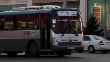 Moğolistan 'ın başkenti Ulaanbaatar' da sokak trafiği, yaklaşık Mart 2019