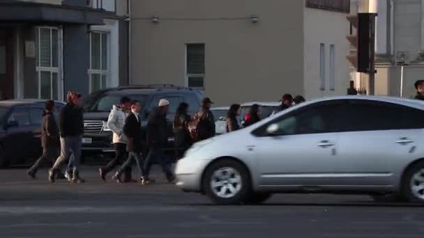 Oidentifierade Människor Gatan Centrala Ulaanbaatar Mongoliets Huvudstad Cirka Mars 2019 — Stockvideo