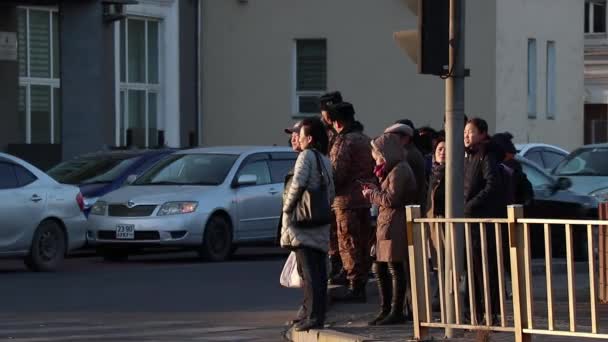 Niezidentyfikowani Ludzie Ulicy Centrum Ulaanbaatar Stolicy Mongolii Około Marca 2019 — Wideo stockowe