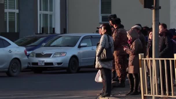 Niezidentyfikowani Ludzie Ulicy Centrum Ulaanbaatar Stolicy Mongolii Około Marca 2019 — Wideo stockowe