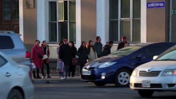 Oidentifierade Människor Gatan Centrala Ulaanbaatar Mongoliets Huvudstad Cirka Mars 2019 — Stockvideo