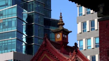 Moğolistan 'ın başkenti Ulaanbaatar' daki modern binalar arasında Choijin Lama Tapınağı, yaklaşık Mart 2019