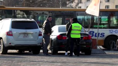 Moğolistan 'ın başkenti Ulaanbaatar şehir merkezinde bir polis memuru, yaklaşık Mart 2019