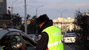 Moğolistan 'ın başkenti Ulaanbaatar şehir merkezinde bir polis memuru, yaklaşık Mart 2019