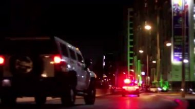 Geceleri Moğolistan 'ın başkenti Ulaanbaatar' da sokak trafiği, yaklaşık Mart 2019